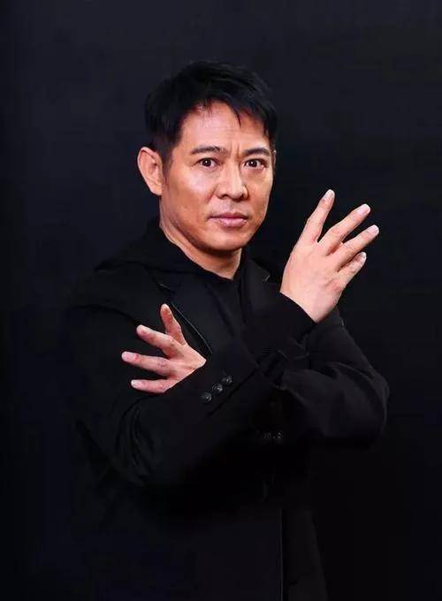 对比起圈内同龄明星,比如刘德华和梁朝伟,60岁的李连杰看起来确实比较