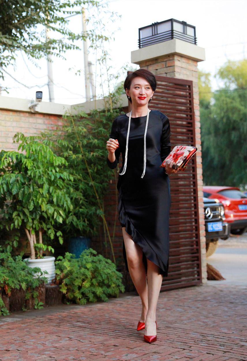 张澍年轻时像"花瓶",何晴老了也像淑女_效果_贝雷帽_黑色