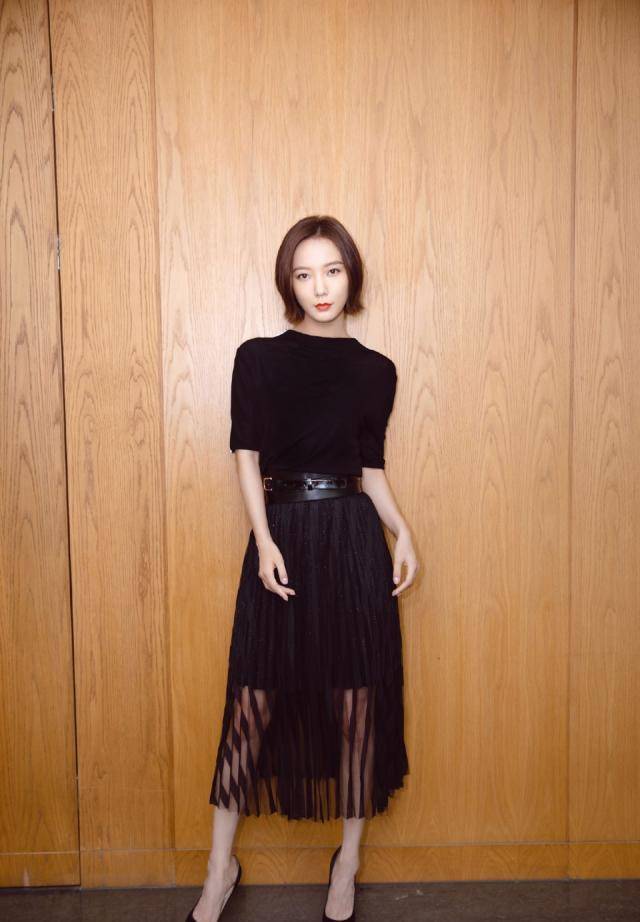 王珞丹剪波波头年轻10岁,身穿绿色上衣搭阔腿裤,看着不像35岁_时尚