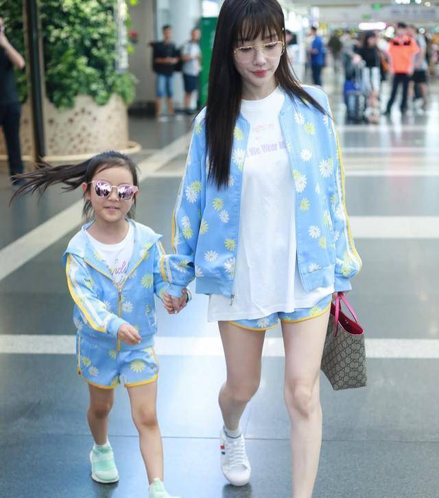 李小璐只是剪了款空气刘海发型,37岁秒变成17岁少女,清纯又时尚_造型