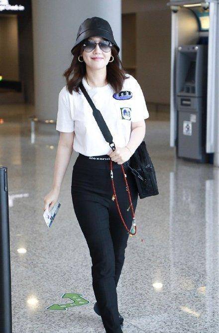 薛佳凝不走"哈妹"风,黑衣白裤低调可爱,胡歌喜欢她是有原因的_黑色