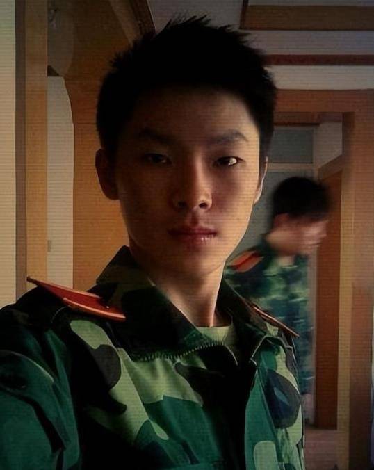 当时权振东正好在吉艺任教,当他第一次听到梁博唱歌时,就知道他是一个