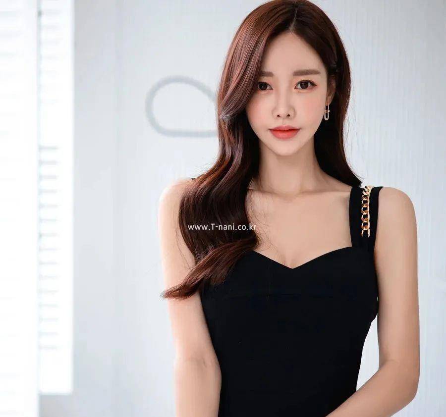 韩国女模孙允珠:古罗马不对称裙的时尚之美冰花仙露_风格_造型_黑色