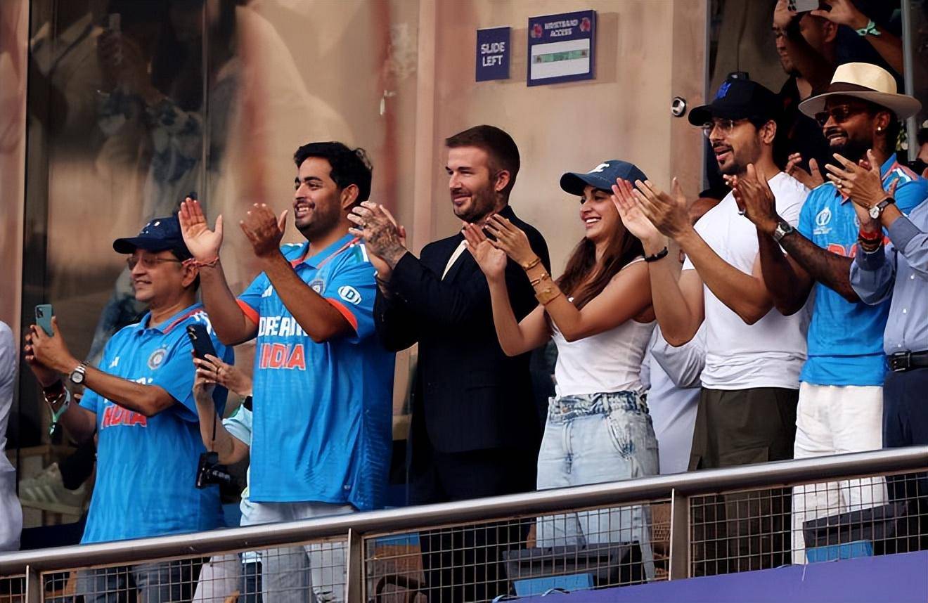 一起出席周三在孟买wankhede体育场举行的印度和新西兰之间的半决赛中