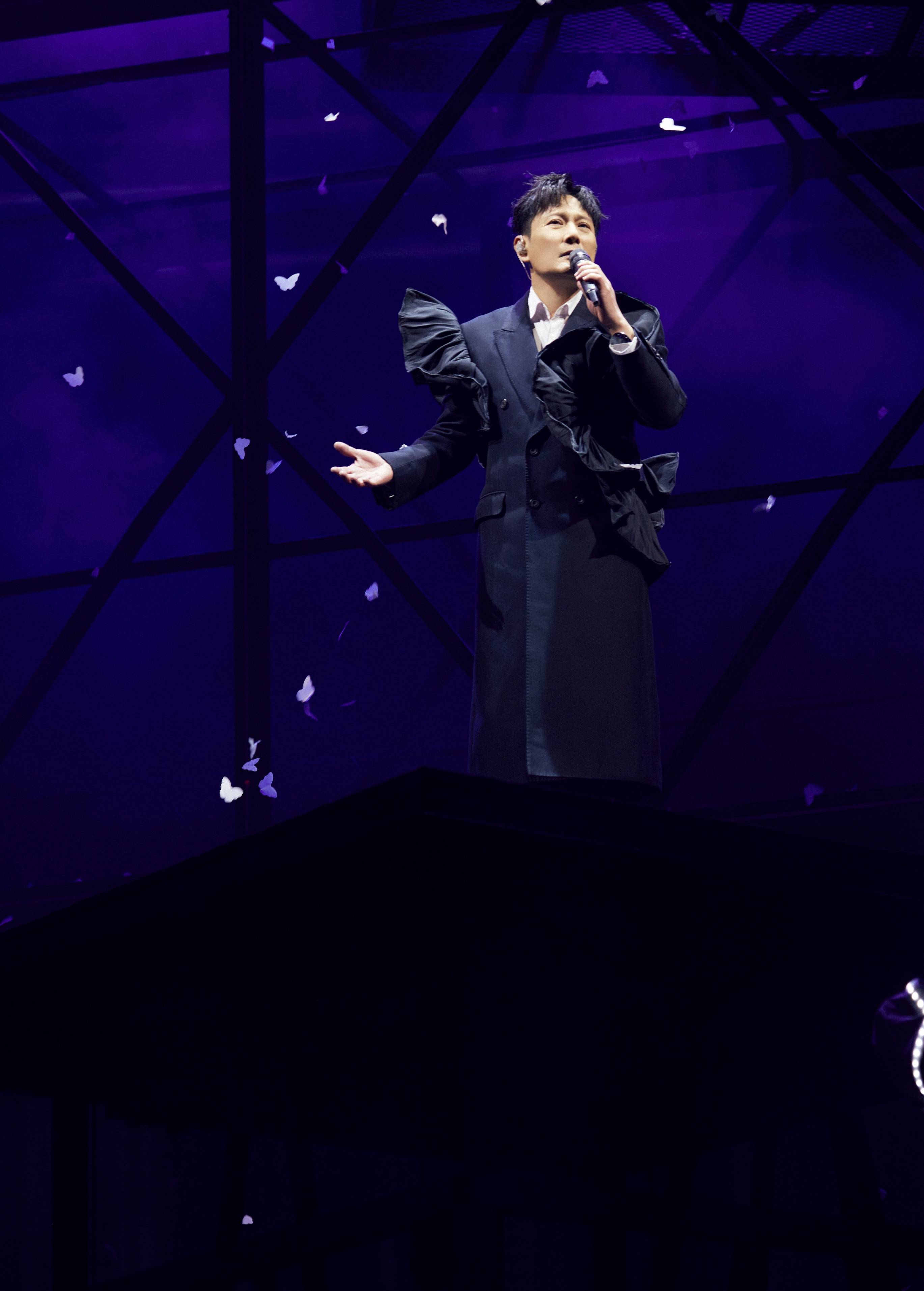 "情歌王子"张信哲湖州开唱,未来式2.