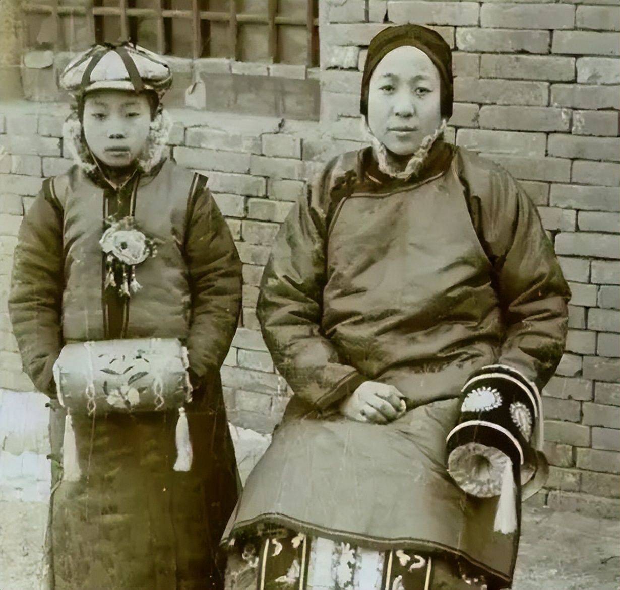八国联军街头抢掠妇女,年迈李鸿章行动不便被抬着出门_北京_天津_时期