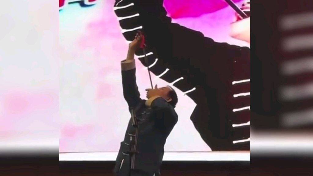 天津一吞剑表演大型失误现场, 网友:开创了新的揭秘表演方式_魔术