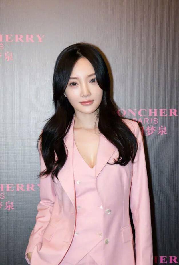李小璐突然纪念日发文很想你,贾乃亮疑回怼,我理发顶多半小时!