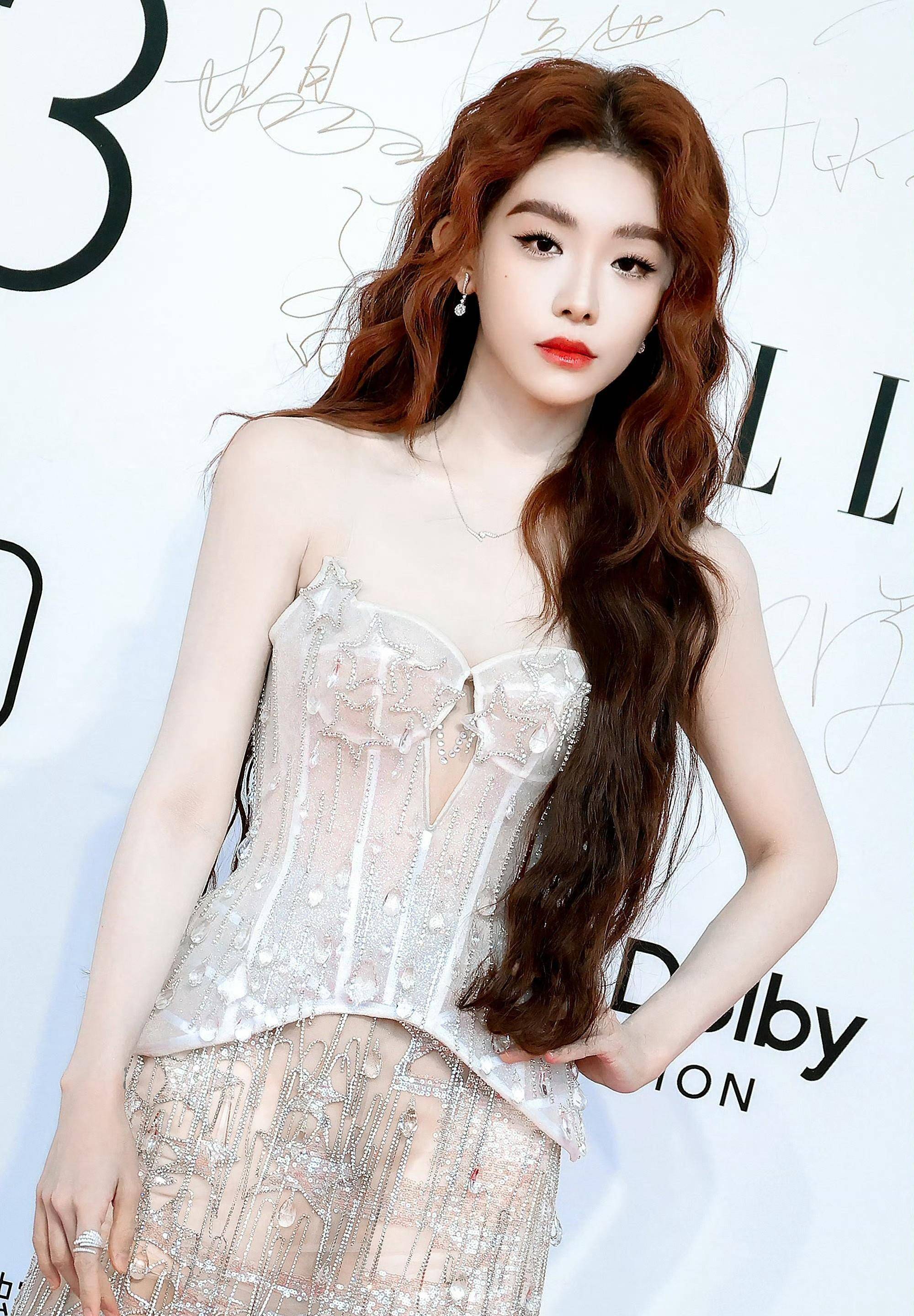 完美身材的诱惑!喻言凹凸的曲线就像一件艺术品,令人惊叹!