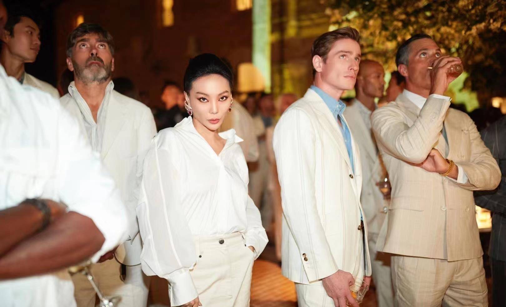 刘涛进入高级名媛圈,和万宝宝一起参加聚会,妆容精致贵气十足_名人