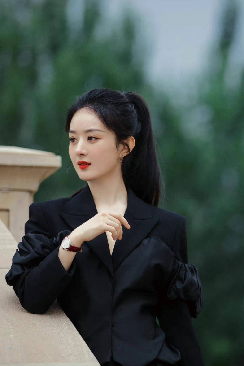 赵丽颖新造型曝光,黑长直又美又飒,脸也变小了,身材也变苗条了_时尚