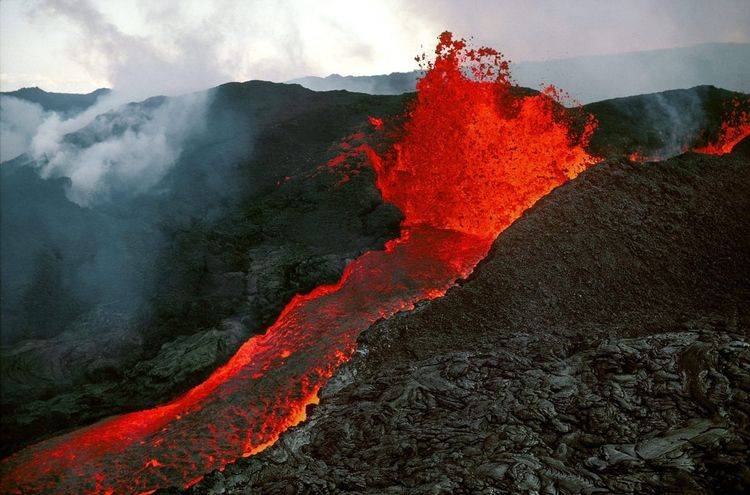 大规模的火山喷发还可能引发雷电,火山弹和岩浆喷泉等次生灾害,加剧