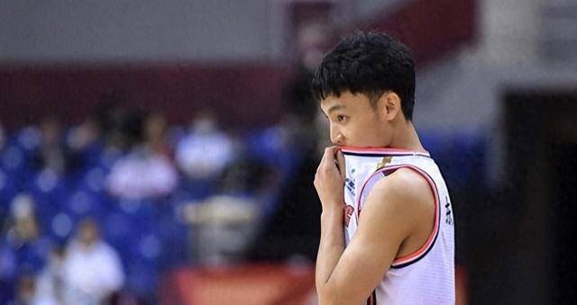 徐杰31分之夜被冲淡!cba赛场暴力事件不断,广东旧将杀红眼!