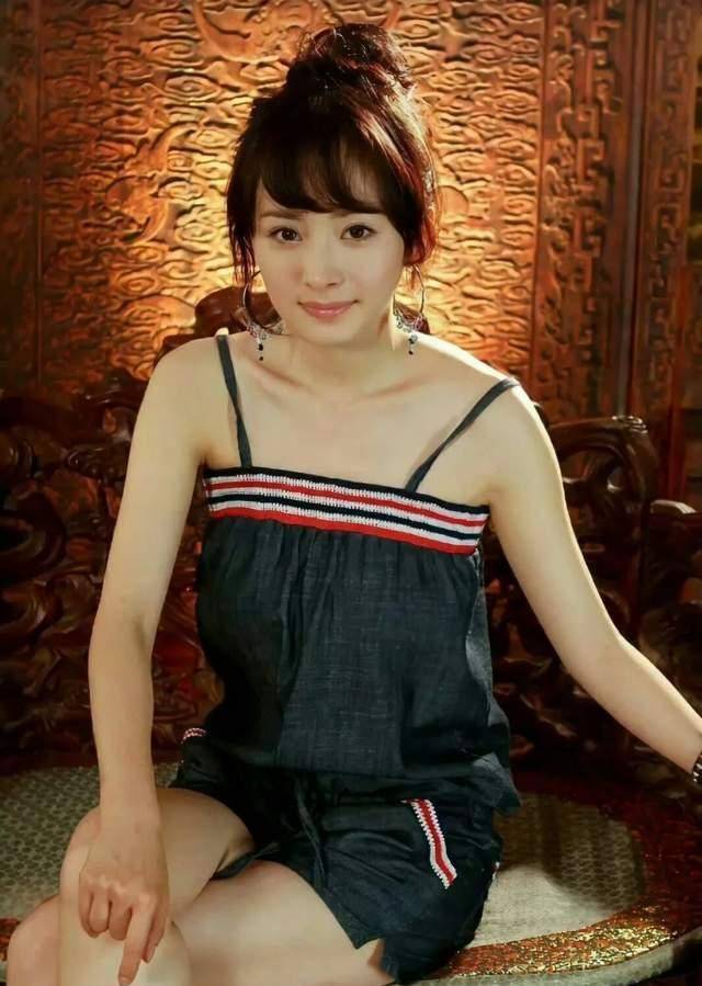 杨幂首次参加时装周照片引热议,用力又紧绷,与今截然不同_宫锁心玉