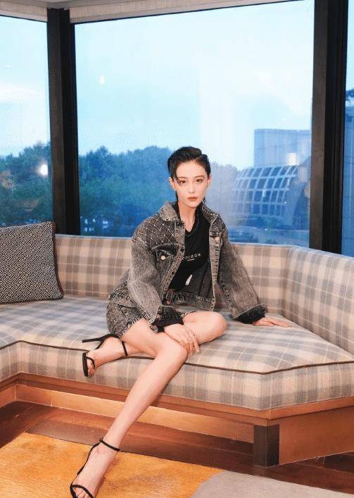 网友质疑张馨予礼服内外有别,深v性感引爆社交媒体!_照片_传统_文化