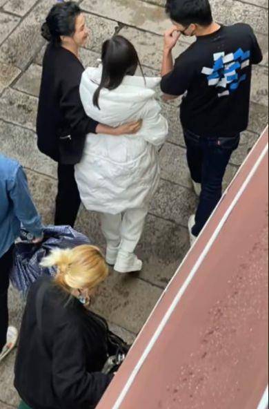 吴永恩探班王子文,贴心的为她撑着伞,紧紧盯着女友很是深情_男友_穿着