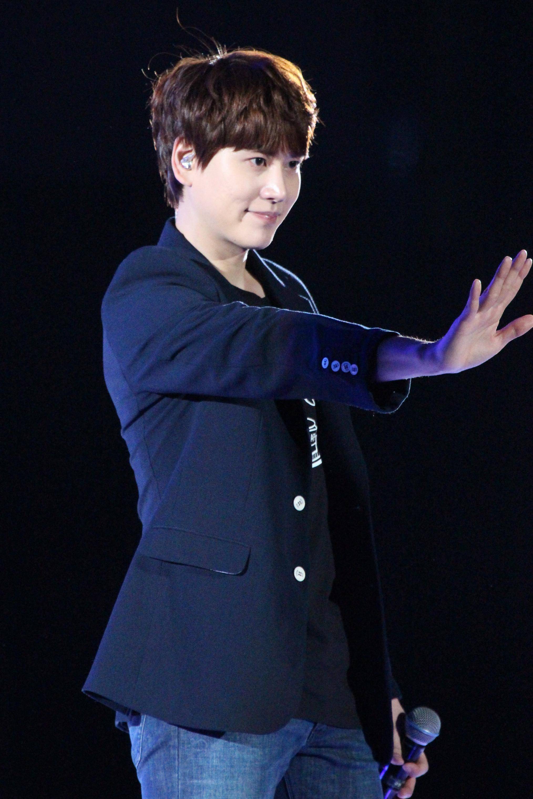 韩国男团成员曺圭贤遇袭负伤,凶手是30岁女生,冲进