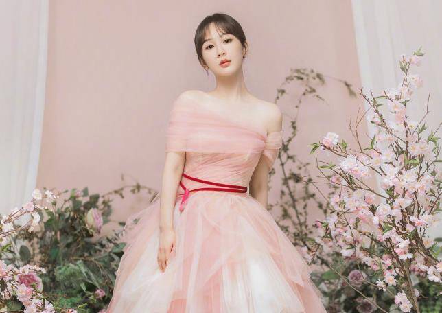 杨紫发图庆祝29岁生日,你留意到她手上的东西了吗?