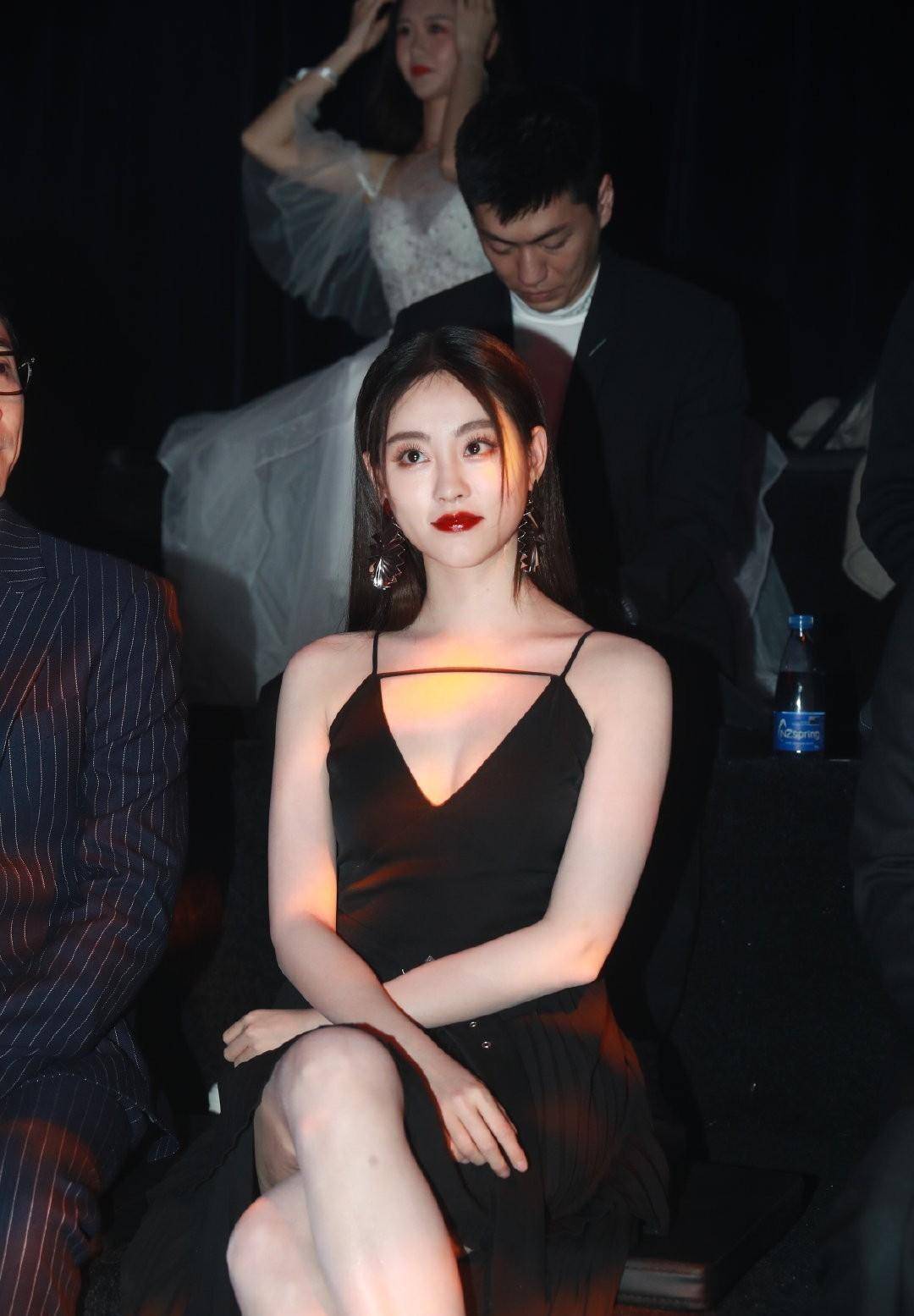 祝绪丹身穿黑色吊带高跟鞋,尽显迷人魅力!_皮肤_身材_时尚