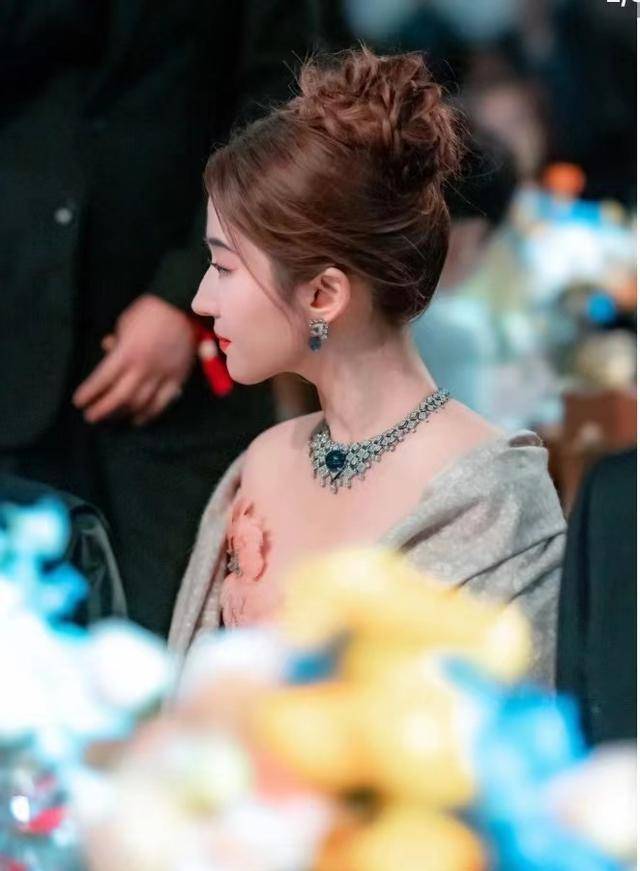 刘亦菲戴4000万珠宝出席活动,生图曝光惨遭网友吐槽:胖的像大妈_身材