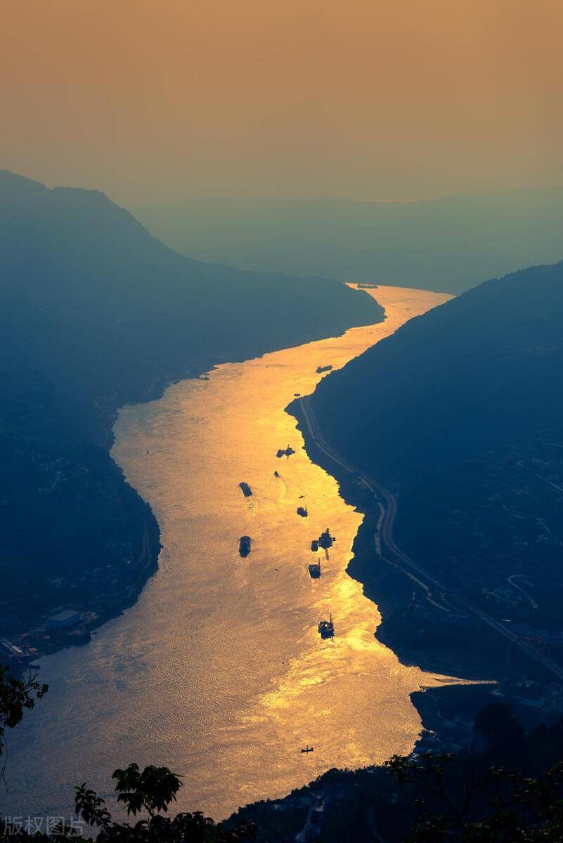 图/西陵峡奔涌的长江,携着唐古拉山的云,一路横冲直撞,冲夔门,穿瞿塘