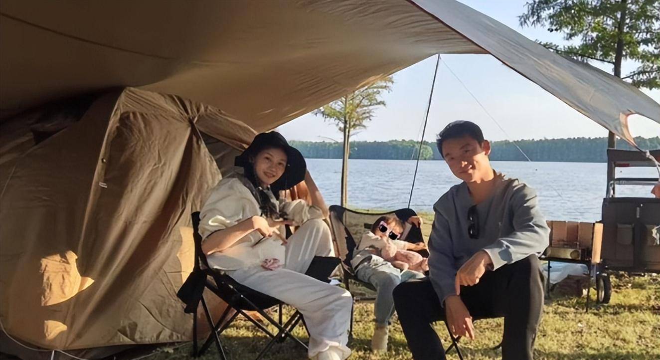淼淼在社交平台上分享了自己搭帐篷,做饭的日常经历,引发人们对家庭