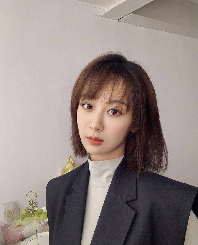 杨紫的短发造型是超级甜美可爱的,一头栗子色短发的她搭配韩式空气