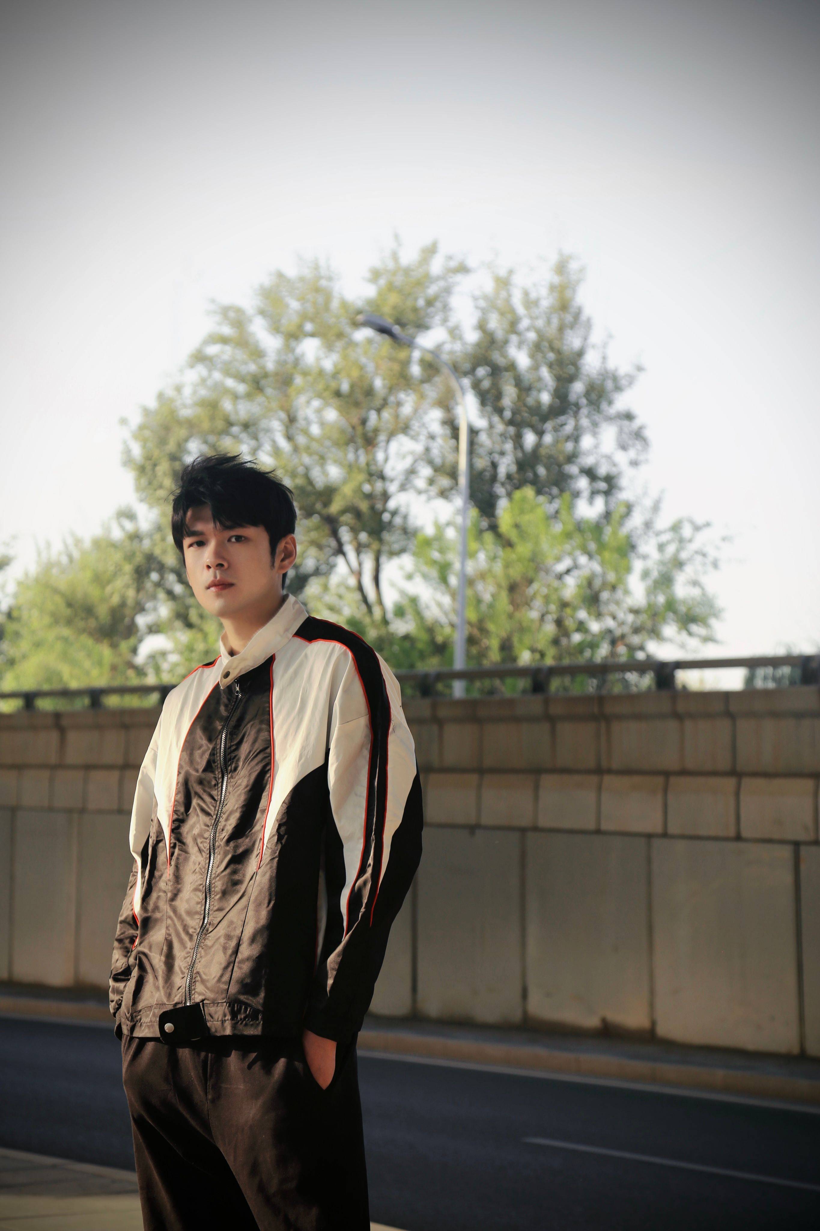 盛英豪最新写真大片 光影中漫步率真明朗～_作品_搭档_电影