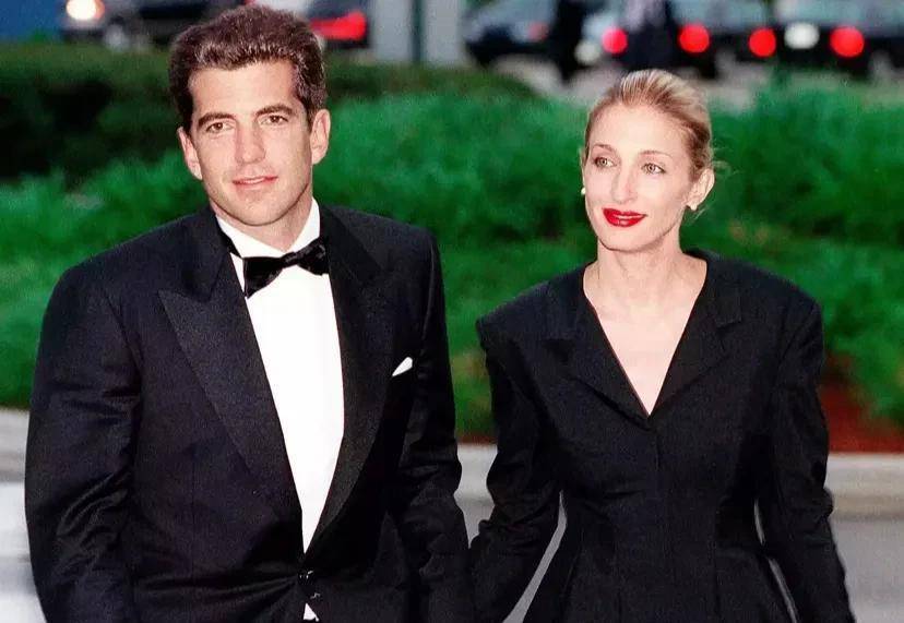 过去这么多年,还是小肯尼迪夫妇的穿搭最耐看_卡罗琳·贝_婚纱_年代