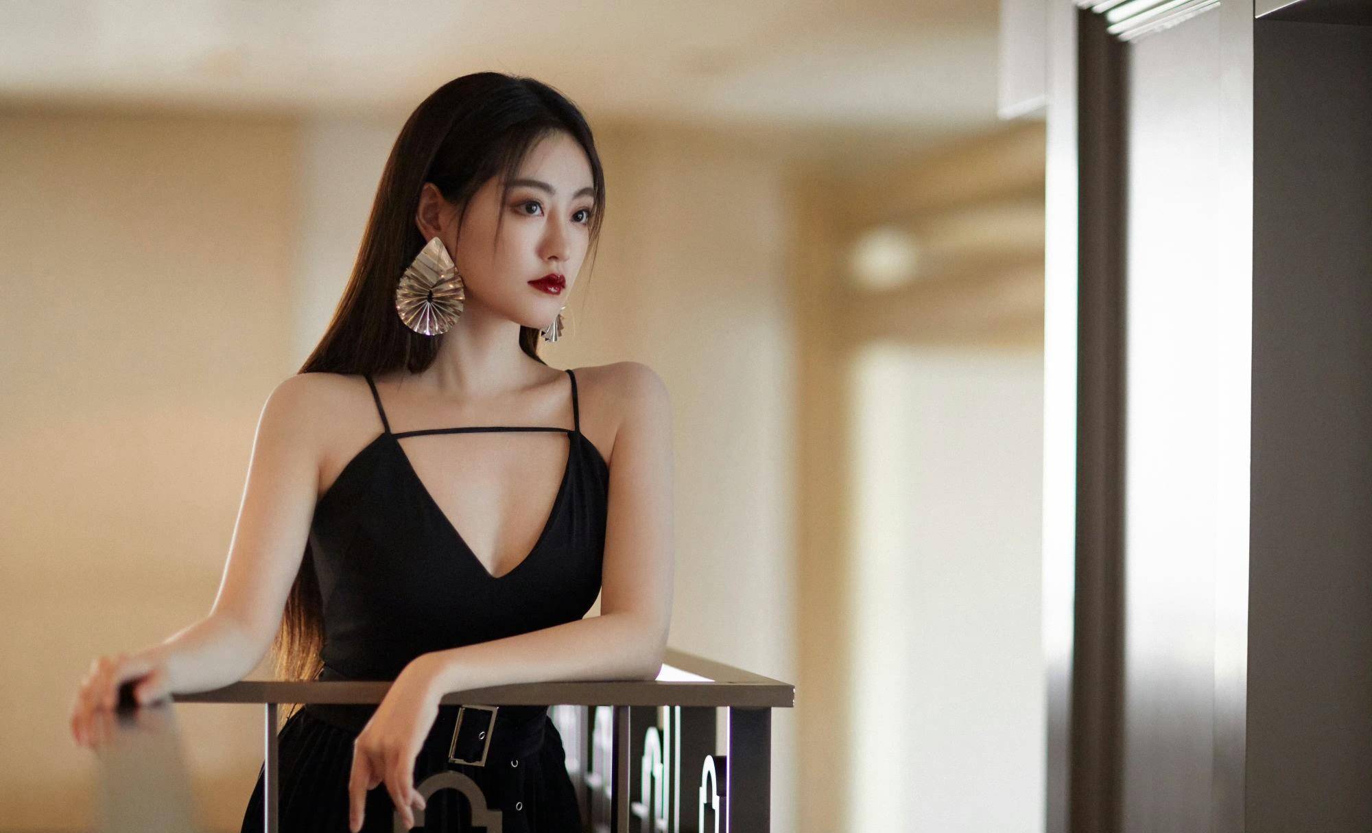 祝绪丹身穿黑色吊带高跟鞋,尽显迷人魅力!_皮肤_身材_时尚