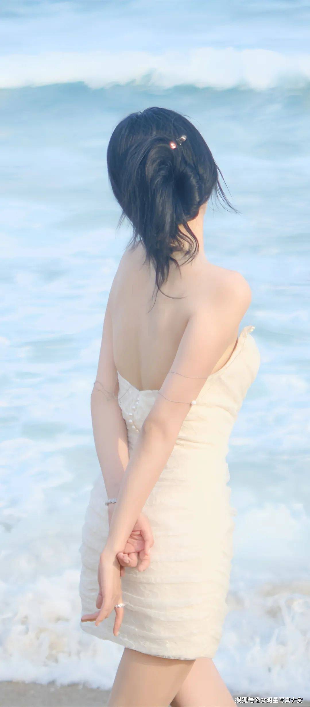 【孙怡性感写真美图】纯白吊带裙,清新靓丽,宛如盛开海边的白莲_海滩