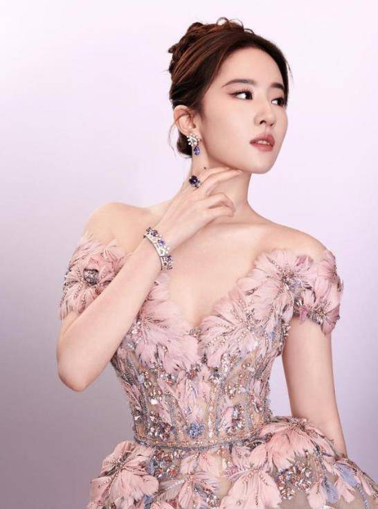 上海这一夜,星光闪耀,刘亦菲惊艳全场,内娱反白幼瘦再下一城_活动