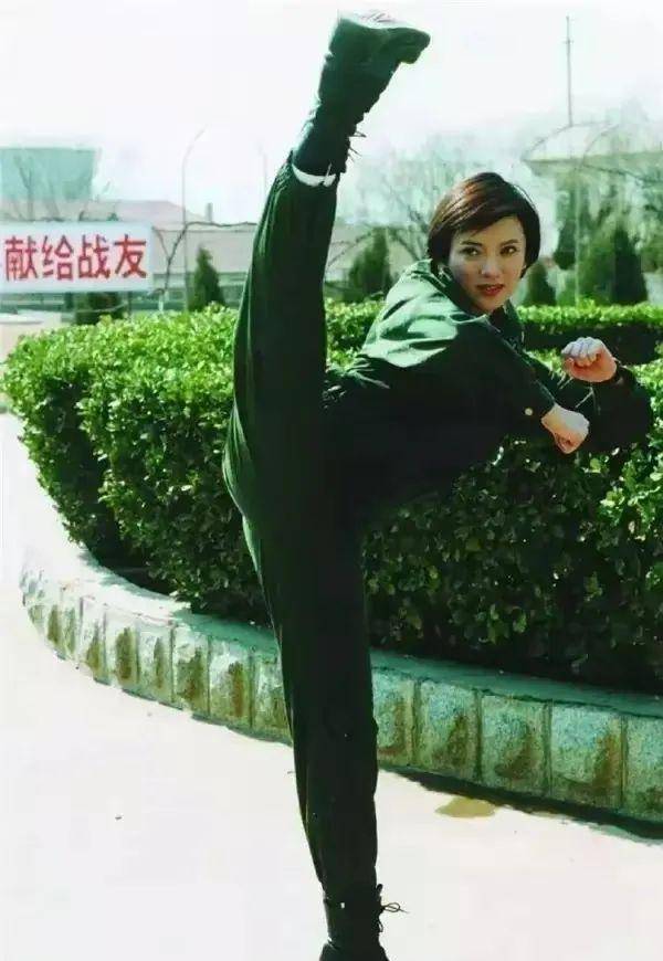 出道就被封"波神",坚持不露三点的她,现在无人问津_彭丹_女人_事情