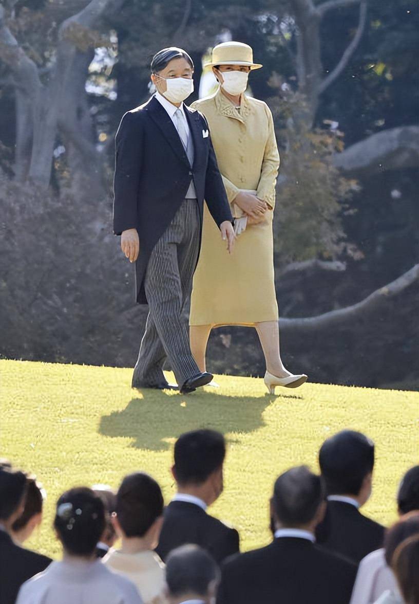 德仁天皇和文仁皇王子两兄弟穿着相配的燕尾服和蓝色领带,看起来也很