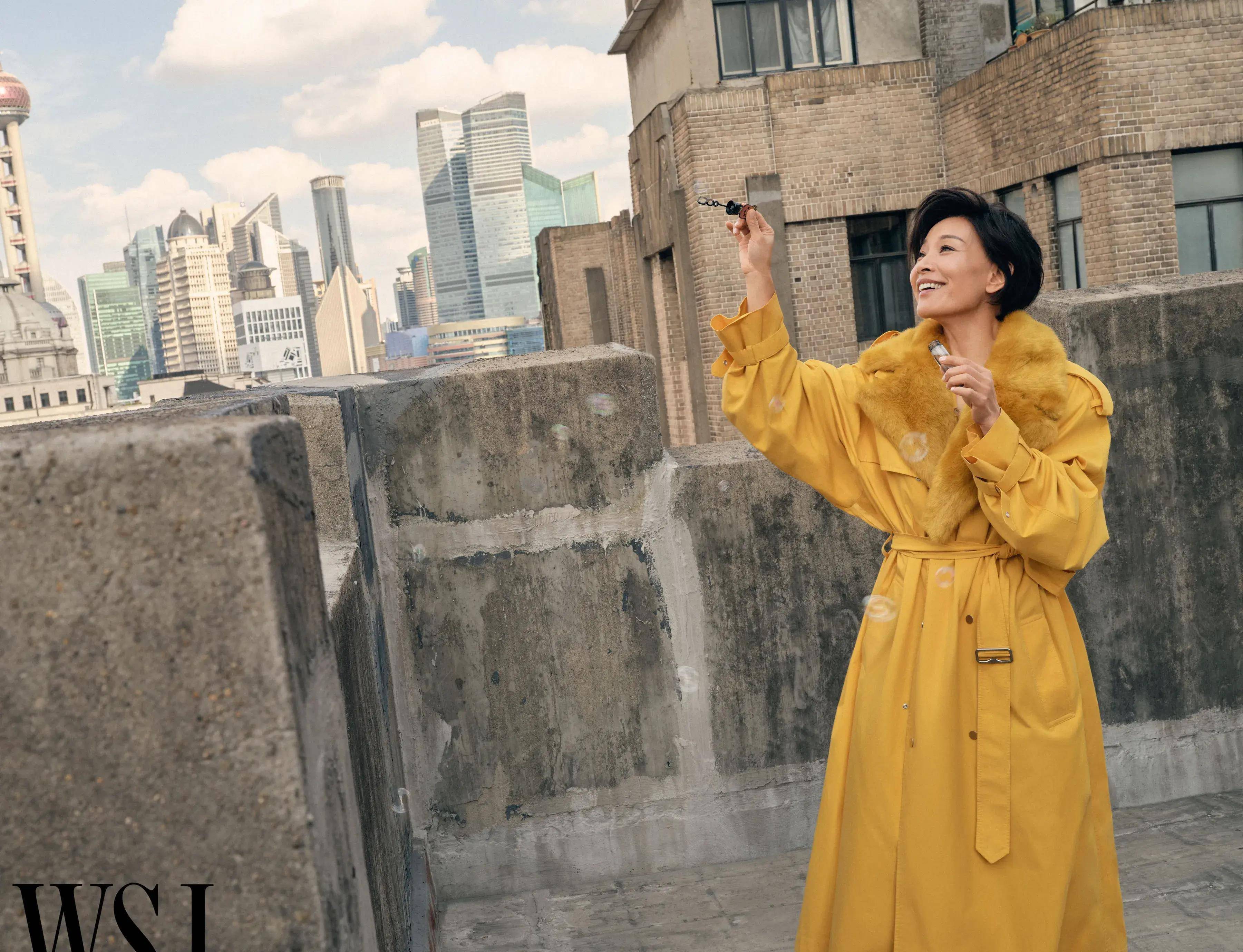 62岁陈冲登上《华尔街日报》封面,坐在椅背上秀美腿,十分挑衅_连衣裙