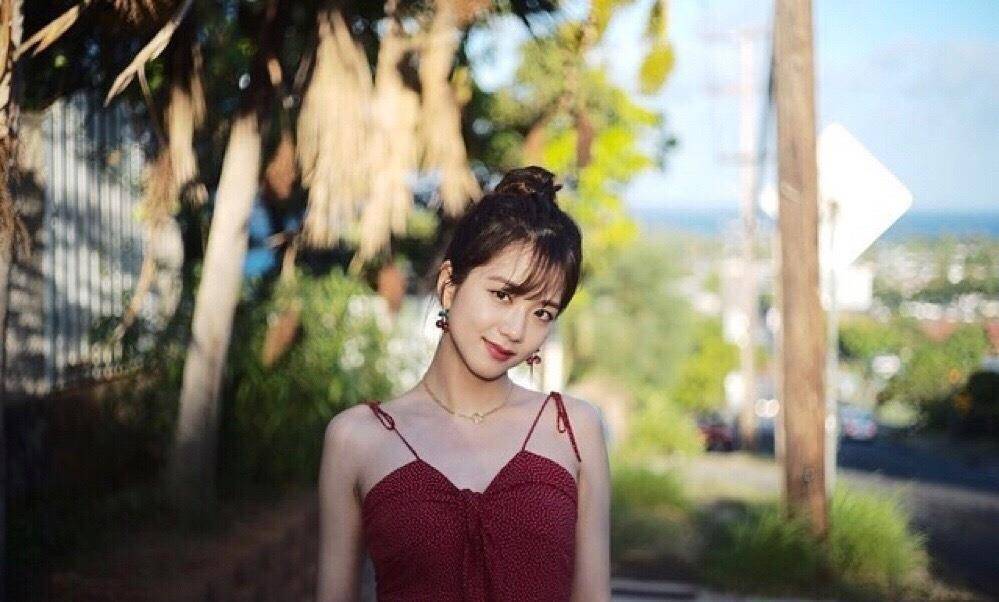 去海边是一定要穿吊带裙的,这一身碎花吊带让jisoo明艳又大方,将丸子