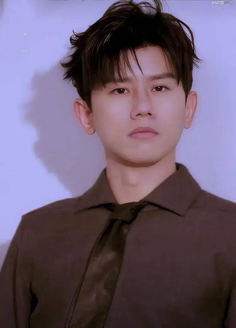 首次登上一线男士杂志封面,张杰换上网衫和白背心,太挑衅了_时尚_黑色