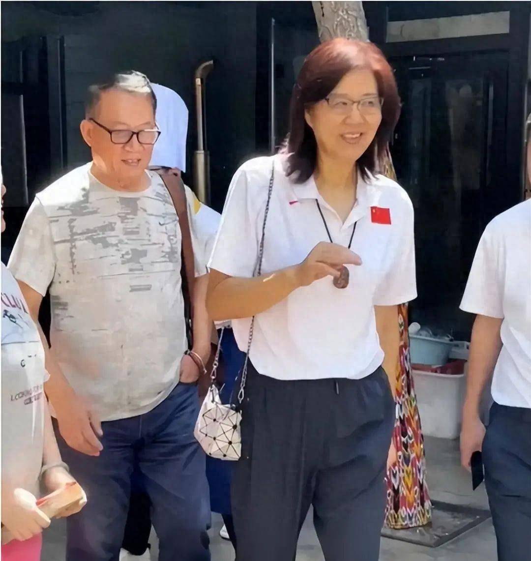 原创郎平素颜旅游,染红发女人味十足,身材却干巴巴比奶奶还要老_年龄