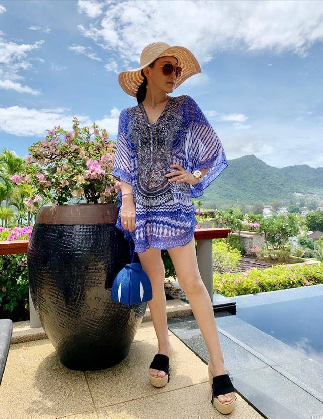 赵文卓太太庆生,40岁张丹露容颜不变,连衣裙配珍珠项链高贵时尚_黑色