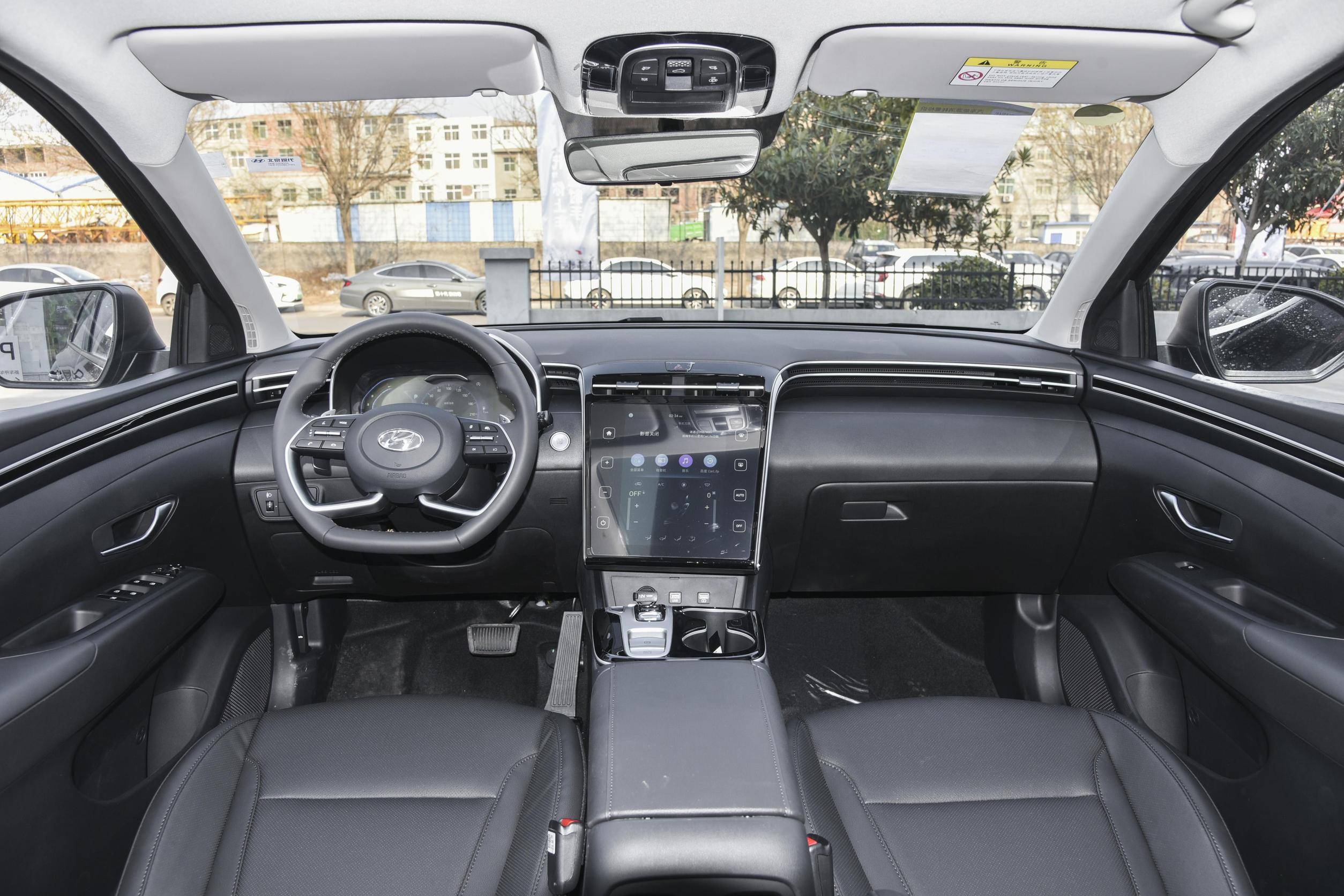 新款现代途胜首次亮相,外观小改,内饰全新,配双12.