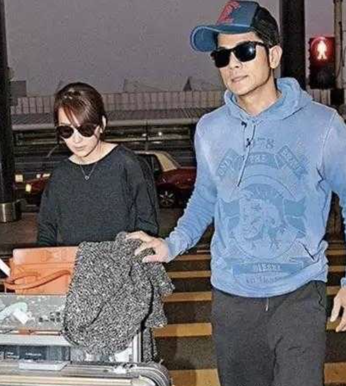 2015年年底,郭富城官宣了两人的恋情,晒出一张与方媛手牵手的照片,并