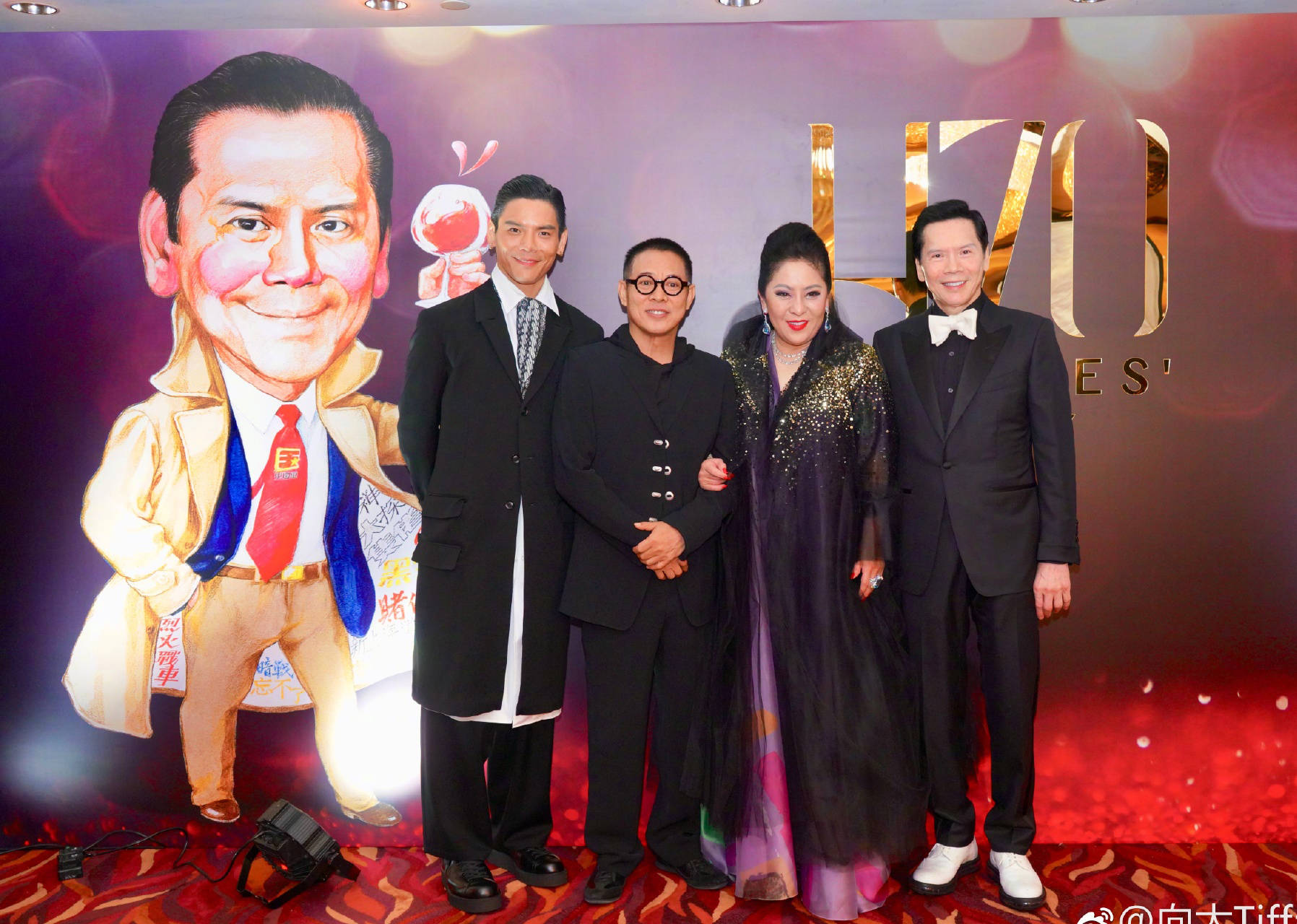 李连杰与向佐一家开心聚会,染黄发戴大花超时尚,健康状况极佳_小奶