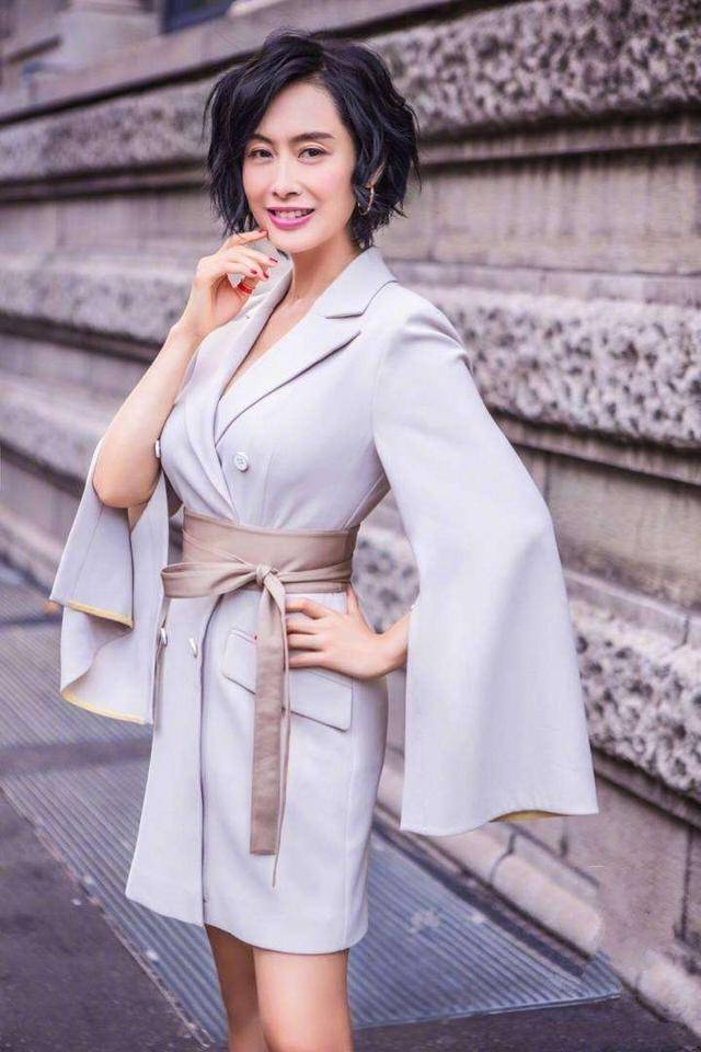 同样"一脱成名",为何她成为众人女神,而她却被邓超转身分手_朱茵