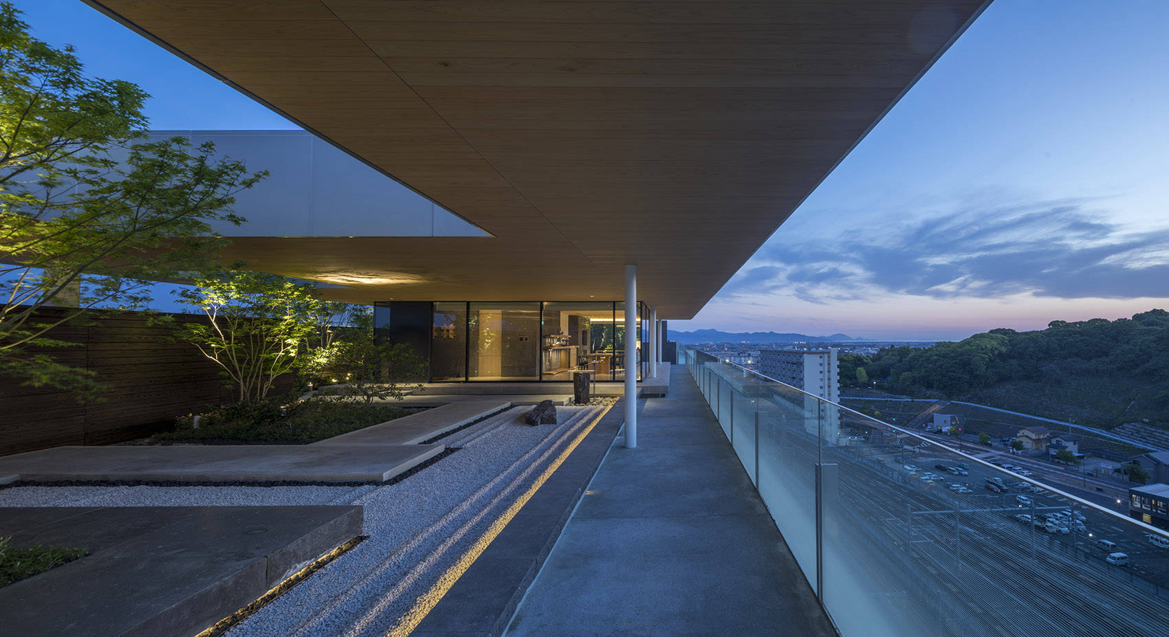 ▼夜晚水景▼总平面图和流线分析▼一层平面图▼九层平面图▼剖面图