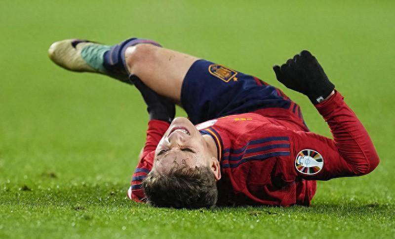 在西班牙对阵格鲁吉亚队的欧预赛中右膝十字韧带完全撕裂且半月板损伤