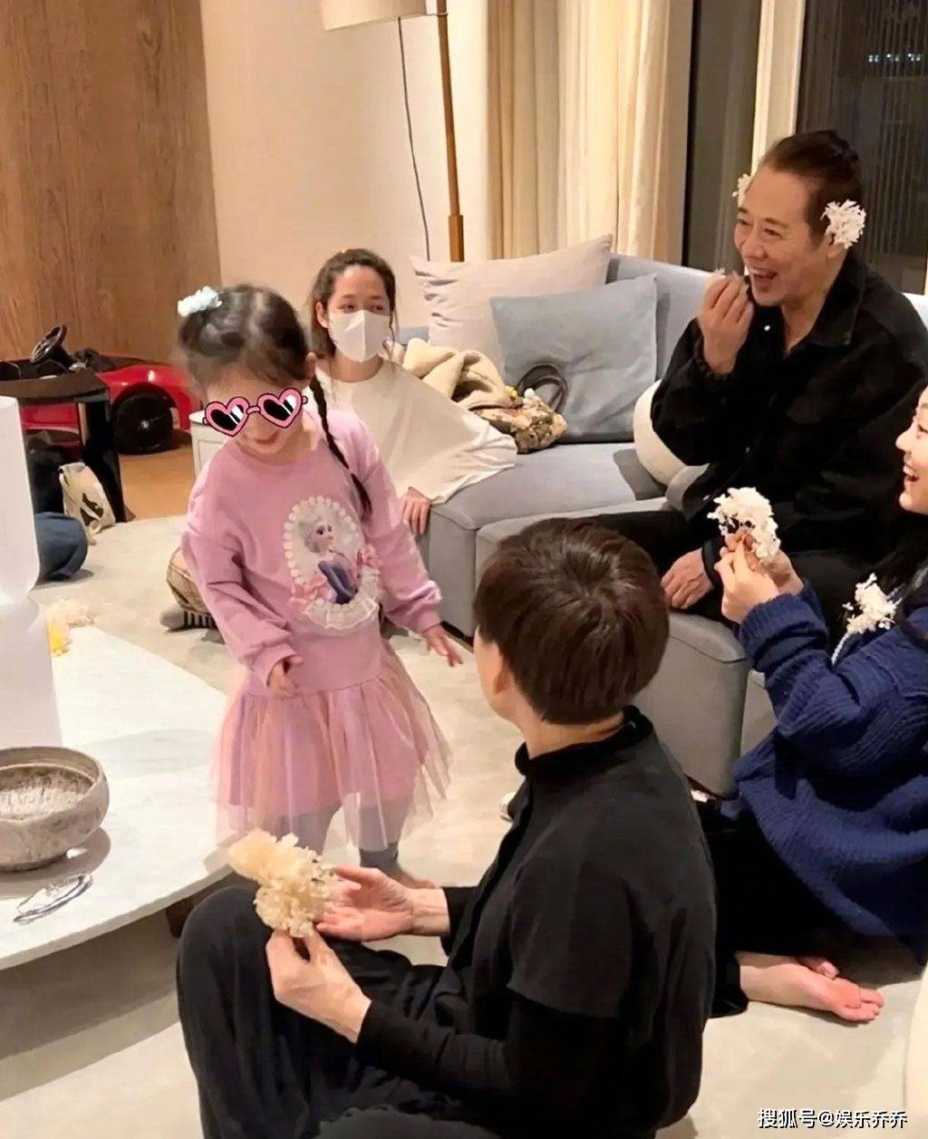 据悉,这次聚会是为了庆祝李连杰的生日.