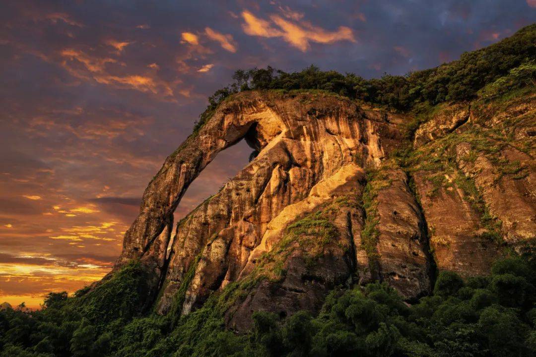 雷元江先生,笔名长江,男,江西安义人,热爱诗词,近年来写作不辍.