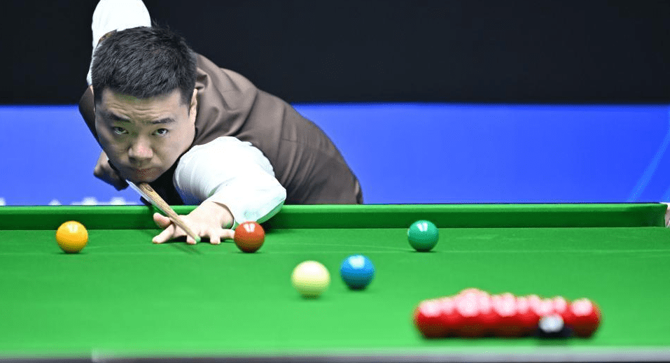 特别值得一提的是,丁俊晖在比赛中上演的"一石二鸟"表现,这不仅是技术