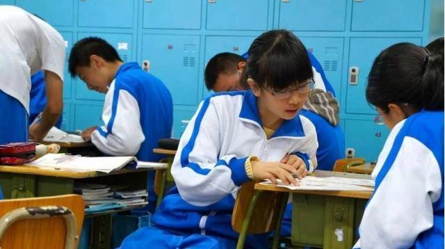 河南冬季校服被曝100%聚酯纤维,学校却称不知情,教育局正在调查_采购