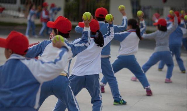 河南冬季校服被曝100%聚酯纤维,学校却称不知情,教育局正在调查_采购